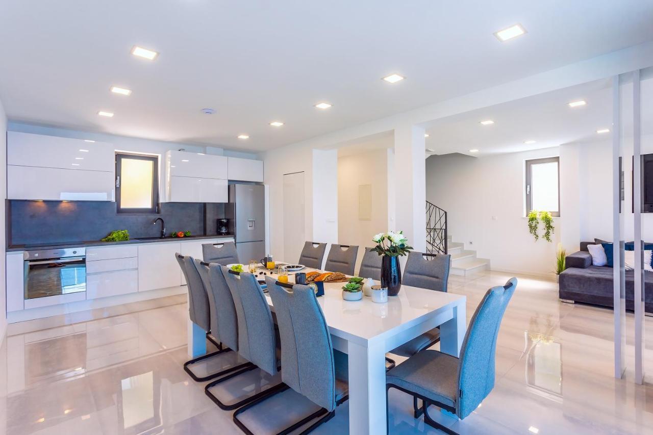 Villa Belvedere With Heated Pool, Billiards, Media Room, Sea Views,10 Pax Omiš Dış mekan fotoğraf