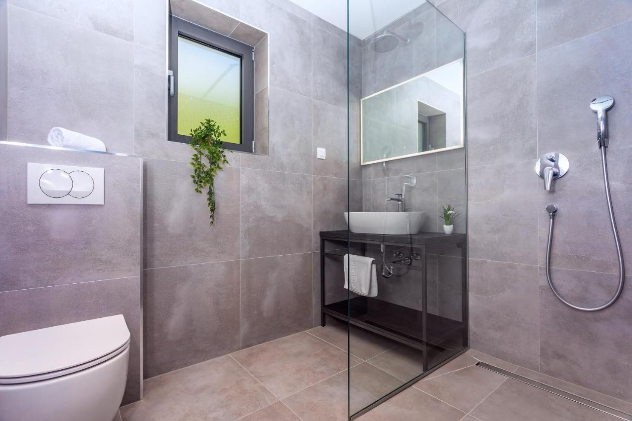 Villa Belvedere With Heated Pool, Billiards, Media Room, Sea Views,10 Pax Omiš Dış mekan fotoğraf