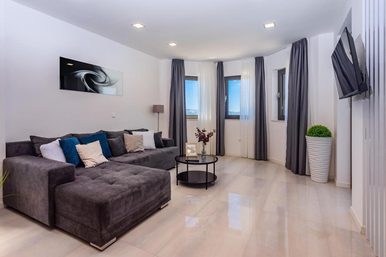 Villa Belvedere With Heated Pool, Billiards, Media Room, Sea Views,10 Pax Omiš Dış mekan fotoğraf