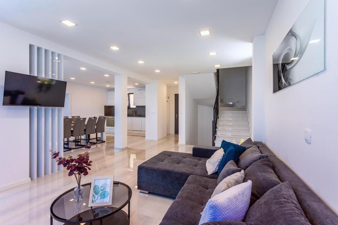 Villa Belvedere With Heated Pool, Billiards, Media Room, Sea Views,10 Pax Omiš Dış mekan fotoğraf