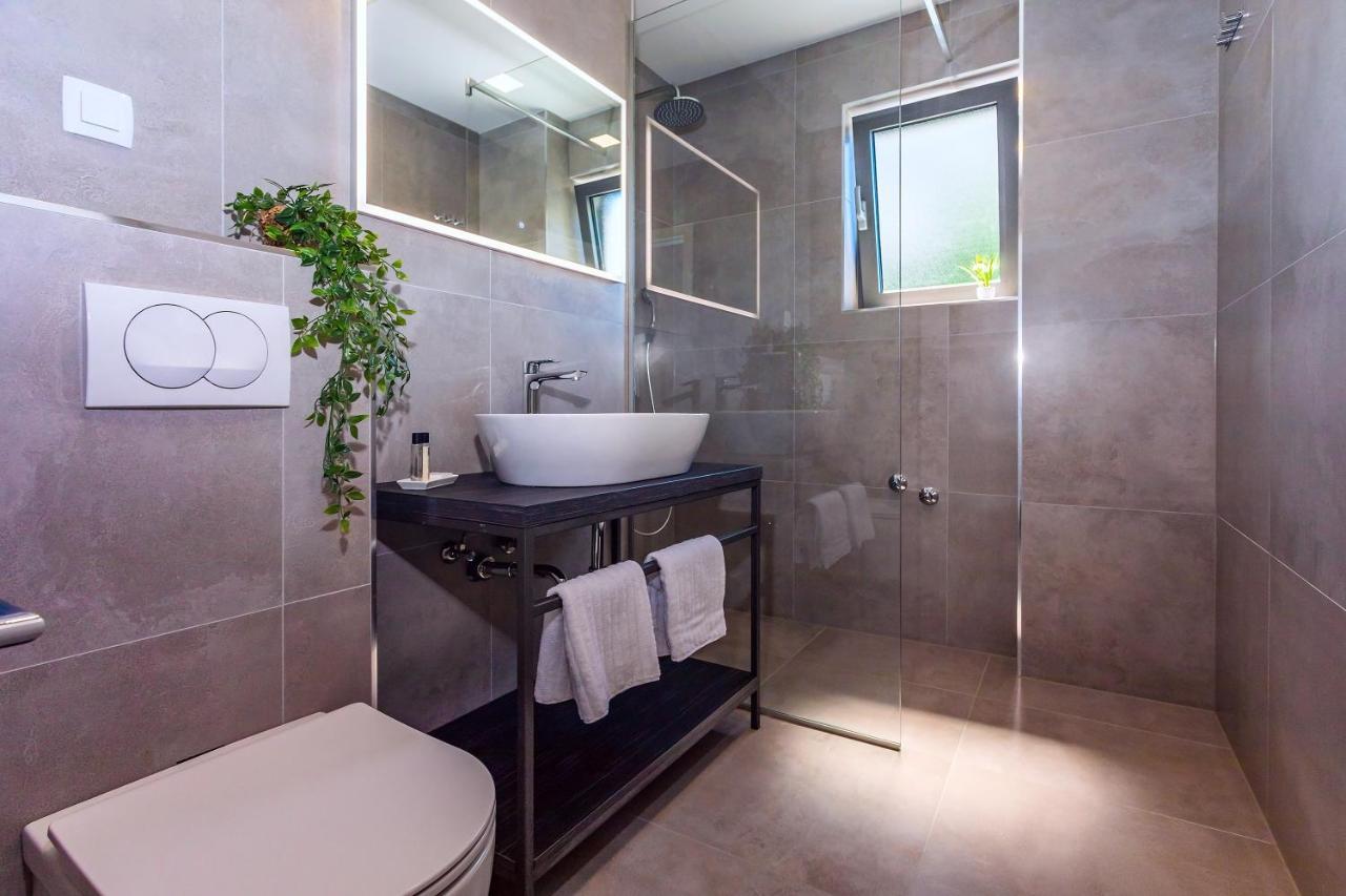 Villa Belvedere With Heated Pool, Billiards, Media Room, Sea Views,10 Pax Omiš Dış mekan fotoğraf